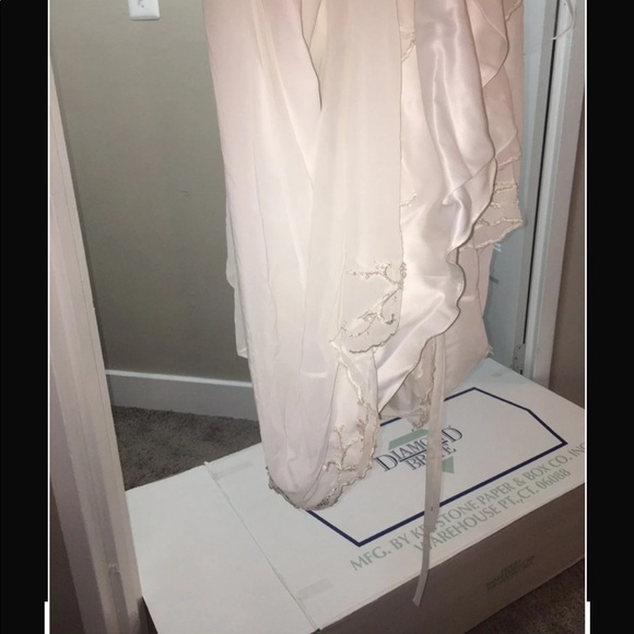 RAYLIA DESIGNS WEDDING DRESS - Picture 6 of 8
